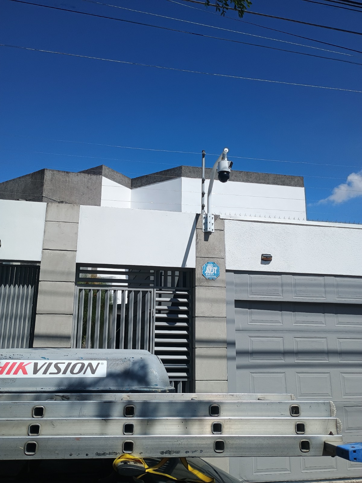Cámara de seguridad instalada en el exterior de una vivienda