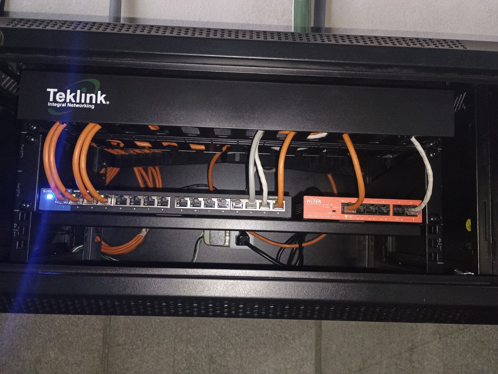 Rack con cableado y equipos de red