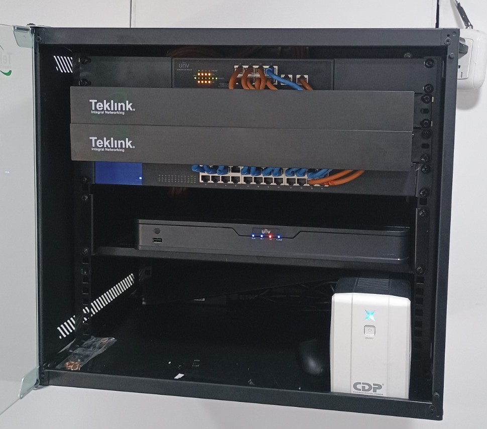 Gabinete de comunicaciones con equipos de red organizados